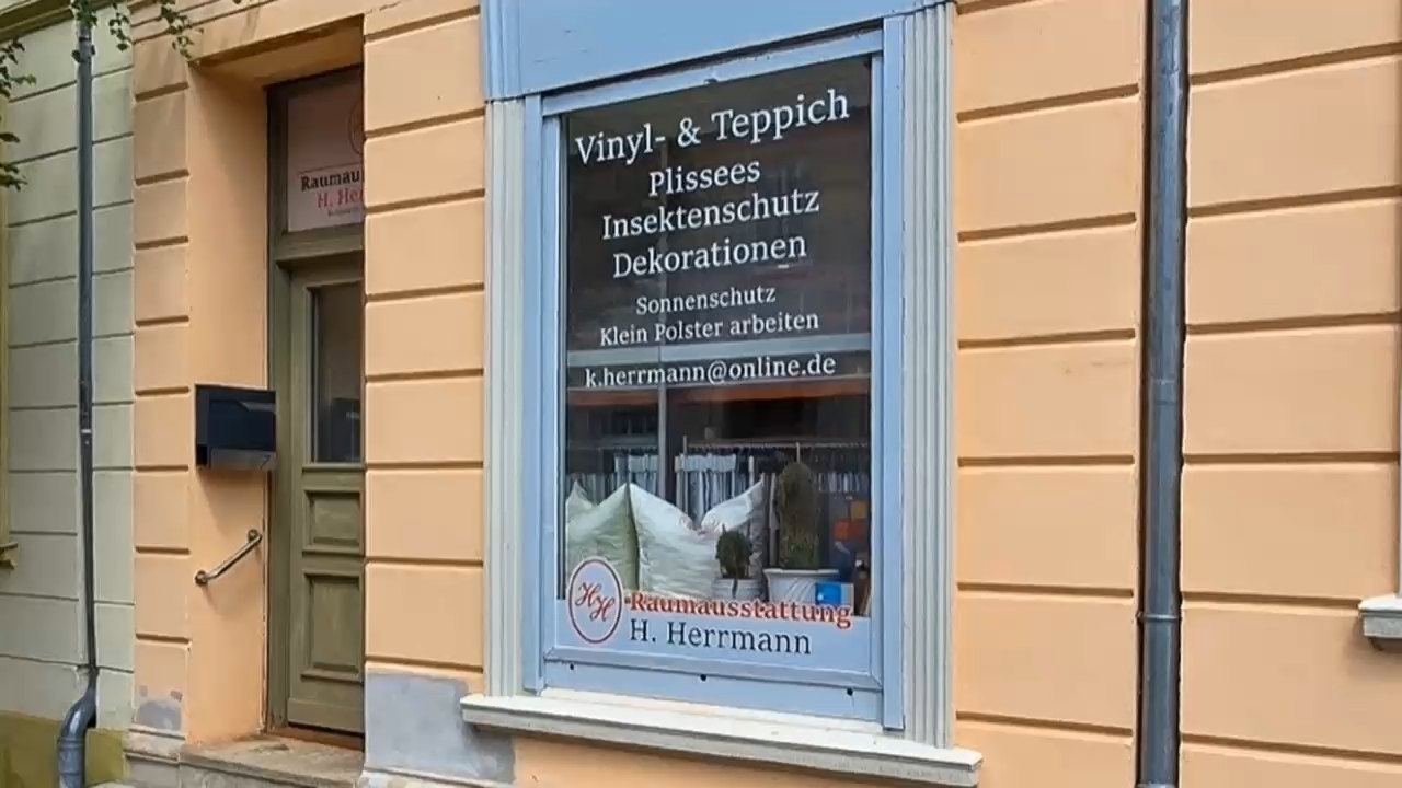 Schaufenster der Raumausstattung H. Herrmann in der Berliner Straße 7 in Kremmen